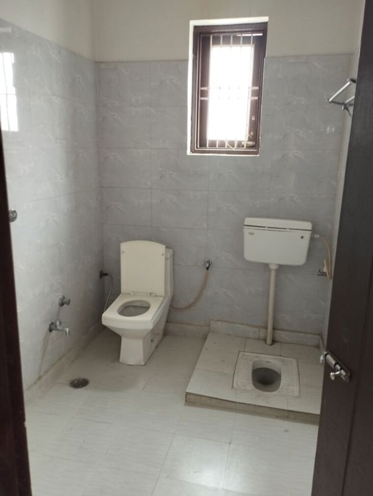 Bathroom, jeevan vihar 5 Bedroom 204 Sq.Yd. Independent House In Jeevan Vihar Sonipat 10539834