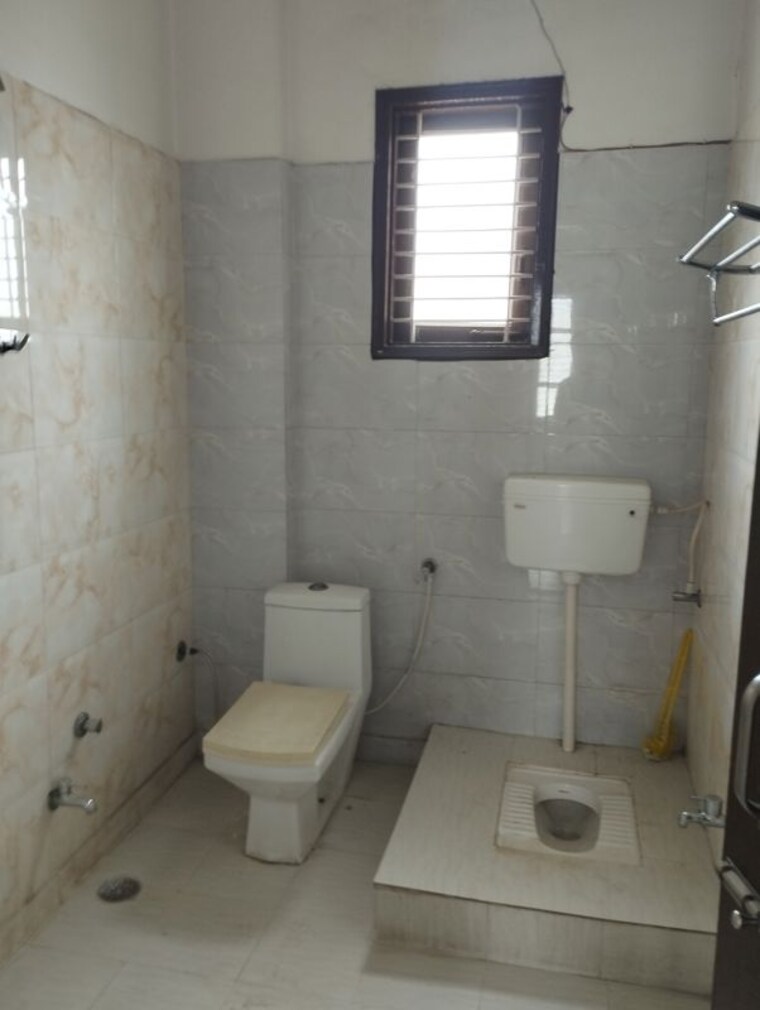 Bathroom, jeevan vihar 5 Bedroom 204 Sq.Yd. Independent House In Jeevan Vihar Sonipat 10539834