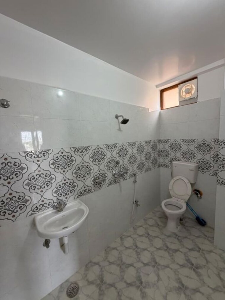 Bathroom, ramesth-hari-enclave 2.5 Bedroom 1360 Sq.Ft. Apartment In Susuwahi Varanasi 10538974