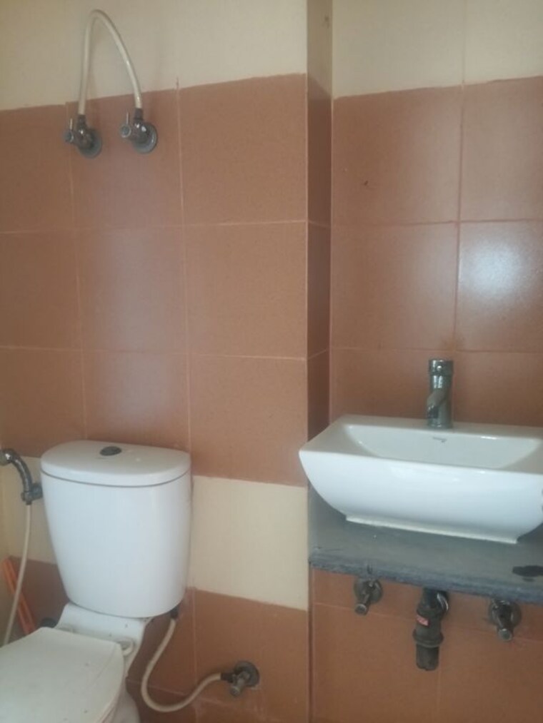 Bathroom, mahagun-my-woods 3 Bedroom 1545 Sq.Ft. Apartment In Sector 16c Greater Noida Greater Noida 10540009