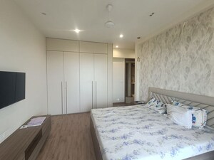 Room in 3 BHK Apartment at Runwal Elegante, Andheri West – for Rent