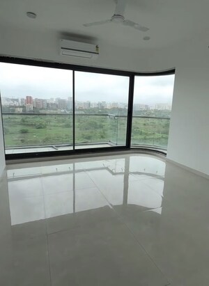 Room in 3 BHK Apartment at DLH Legacy, Juhu – for Rent