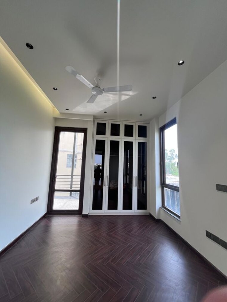 Room, defence colony 4 Bedroom 400 Sq.Yd. Builder Floor In Defence Colony Delhi 10540060