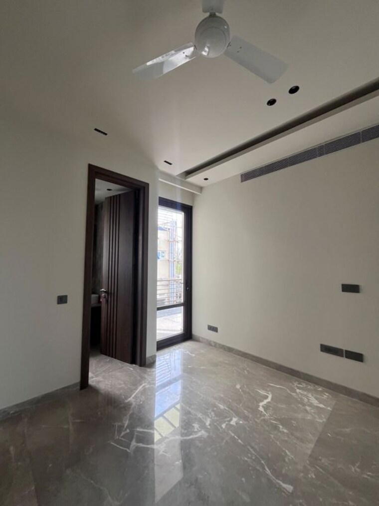 Room, defence colony 4 Bedroom 400 Sq.Yd. Builder Floor In Defence Colony Delhi 10540060