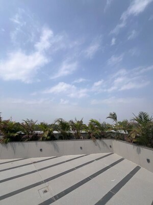 Plot Area in 4 BHK Builder Floor at Defence Colony – for Rent