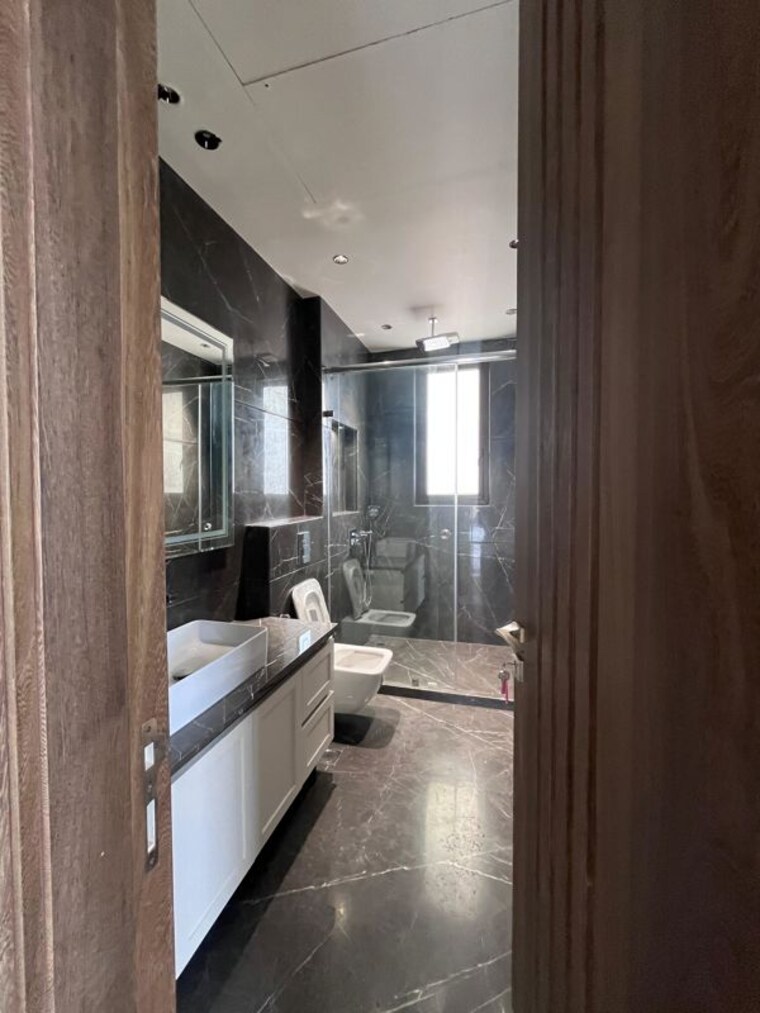 Attached Bathroom, defence colony 4 Bedroom 400 Sq.Yd. Builder Floor In Defence Colony Delhi 10540060