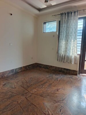 Room in 2 BHK Builder Floor at Sushant Lok 3, Sector 57 – for Rent