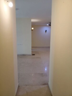 Room in 3 BHK Apartment at HS Apartment, Cunningham Road – for Rent