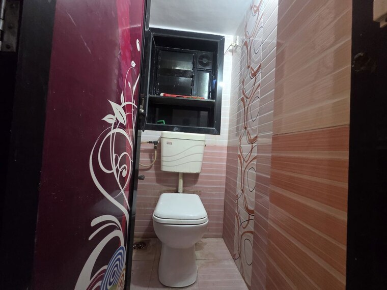 Bathroom, unnat-nagar-chs 3 Bedroom 1500 Sq.Ft. Independent House In Goregaon West Mumbai 10524951