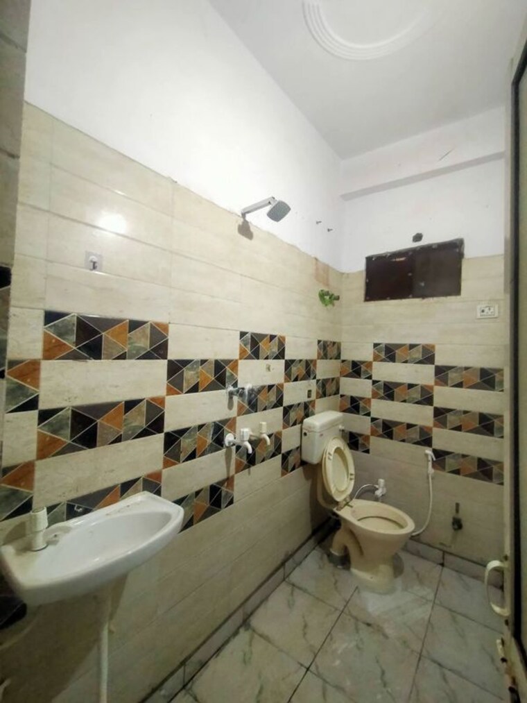 Bathroom, lucky-the-palm-valley 2 Bedroom 950 Sq.Ft. Builder Floor In Sector 1 Greater Noida Greater Noida 10540568