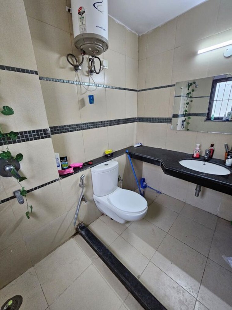 Bathroom, unitech-uniworld-gardens-2 3 Bedroom 1850 Sq.Ft. Apartment In Sector 47 Gurgaon 10540586