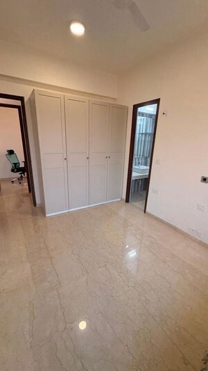 Room in 3 BHK Apartment at Kalpataru Radiance, Goregaon West – for Rent