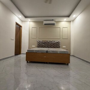 Room in 2 BHK Builder Floor at DLF City Phase V, Dlf Phase V – for Rent