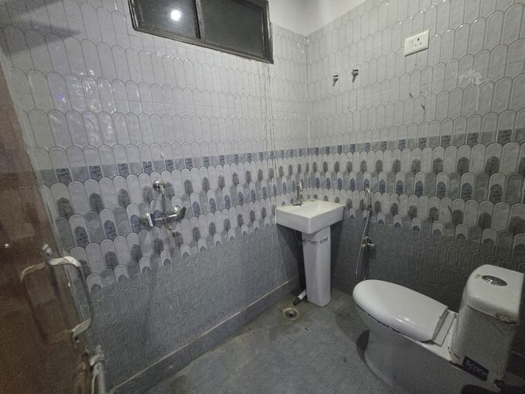 Bathroom, sunshine-apartments-sector-73 1 Bedroom 600 Sq.Ft. Apartment In Sector 73 Noida 10540666