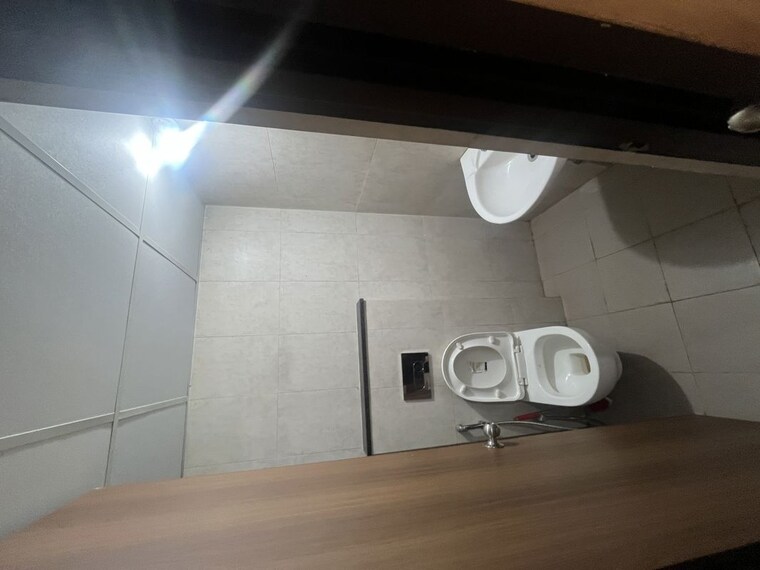 Bathroom, shapoorji-pallonji-vahana-yahavi-phase-1 3 Bedroom 1000 Sq.Ft. Apartment In Bavdhan Pune 10540658