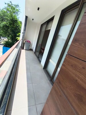 Balcony in 1 BHK Builder Floor at DLF Atria, Dlf Phase ii – for Rent