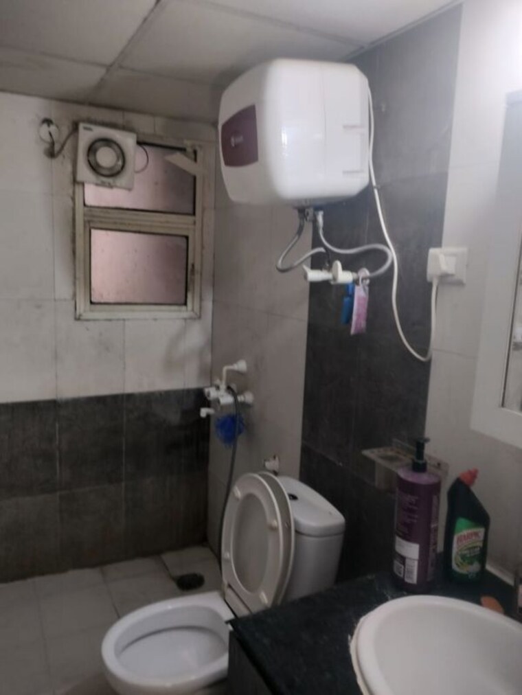 Bathroom, antriksh-golf-view-ii 3 Bedroom 1345 Sq.Ft. Apartment In Sector 78 Noida 10540712