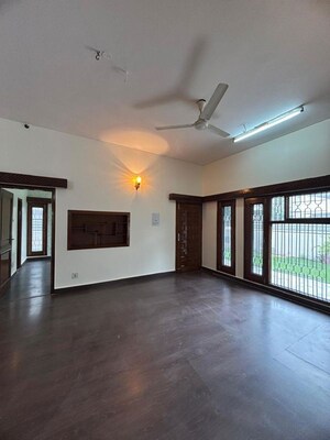 Room in 3 BHK Builder Floor at Sector 45 – for Rent