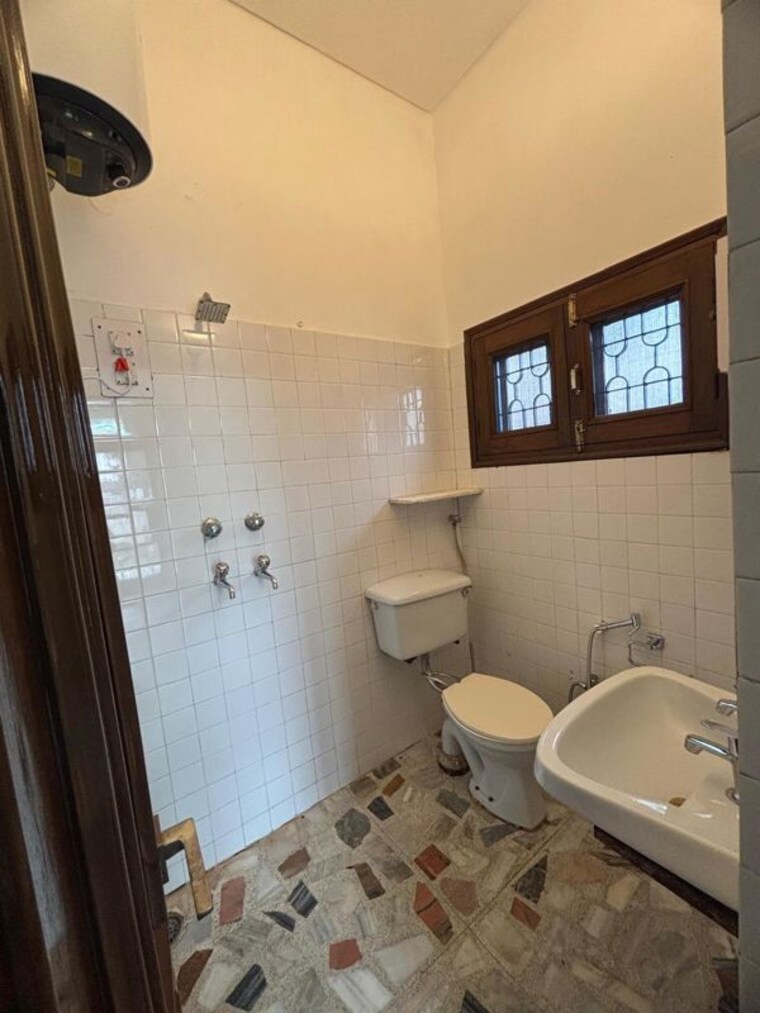 Bathroom, sector 45 3 Bedroom 4500 Sq.Ft. Builder Floor In Sector 45 Chandigarh 10540751