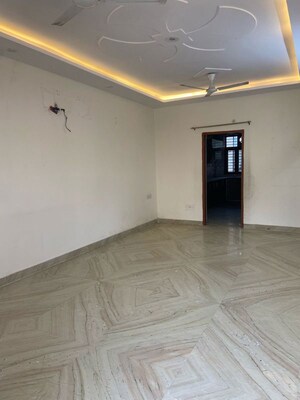 Room in 4 BHK Builder Floor at Spring Field, Sector 31 – for Rent