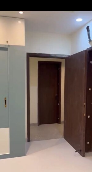 Room in 2.5 BHK Apartment at One OAK Natura, Sushant Golf City – for Rent