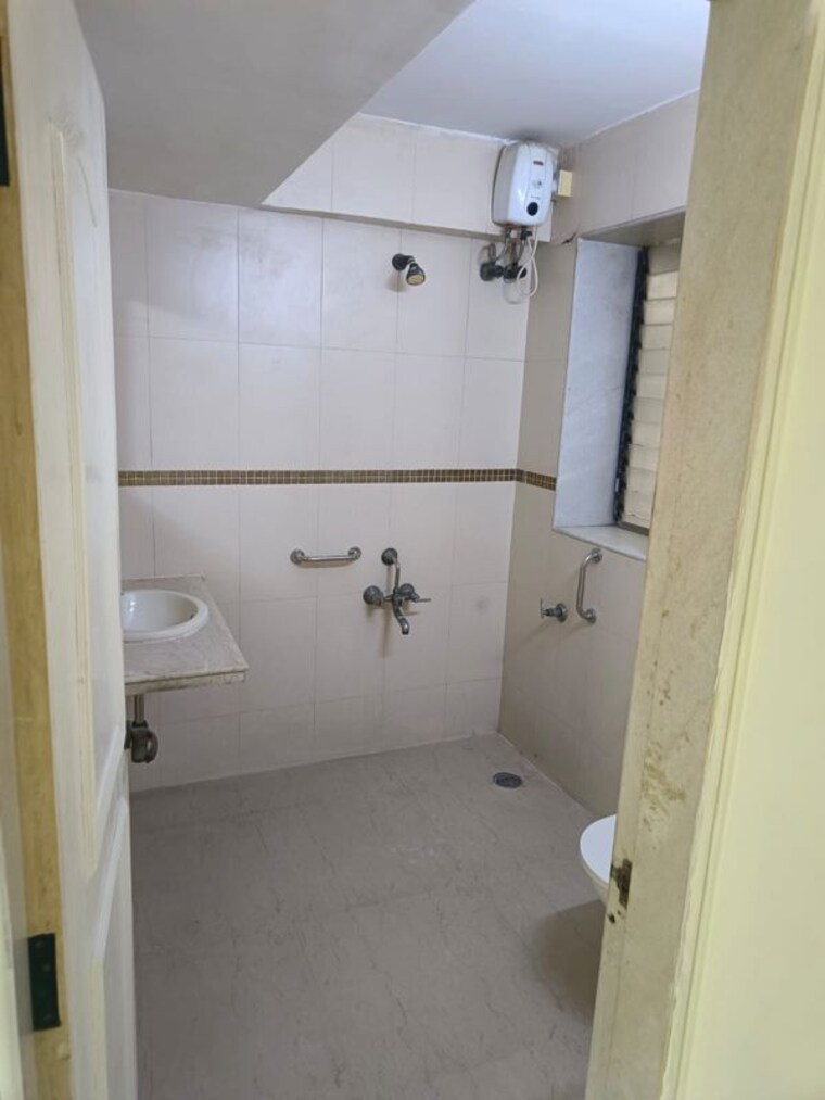 Bathroom, andheri west 3 Bedroom 1300 Sq.Ft. Apartment In Andheri West Mumbai 10540937