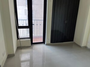 Room in 4 BHK Apartment at Logix Blossom County, Sector 137 – for Sale