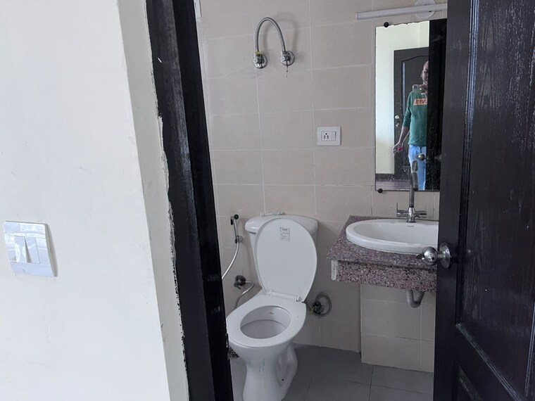 Bathroom, logix-blossom-county 4 Bedroom 2494 Sq.Ft. Apartment In Sector 137 Noida 10540938