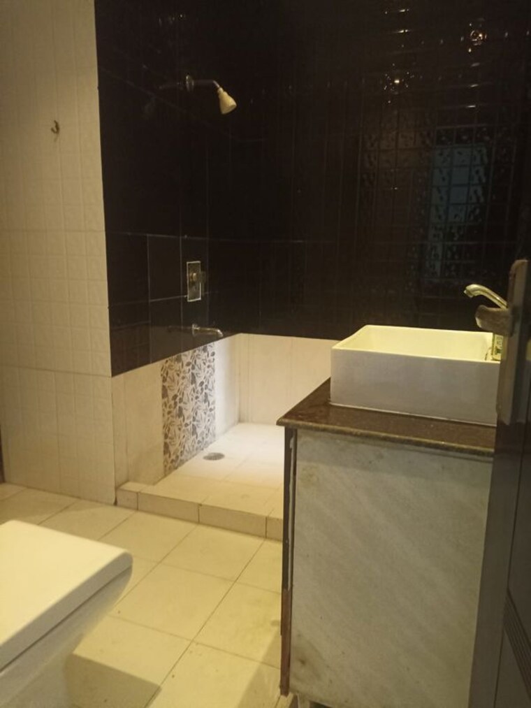Bathroom, rwa-apartments-sector-19 4 Bedroom 450 Sq.Mt. Villa In Sector 19 Noida 10540978