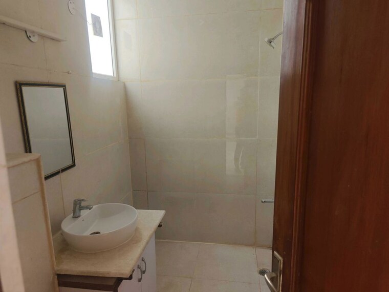 Bathroom, ss-almeria 3.5 Bedroom 2000 Sq.Ft. Builder Floor In Sector 84 Gurgaon 10540862
