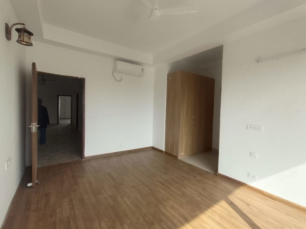 4 BHK + Servant Room 2800 Sq.Ft. Builder Floor in SS Linden