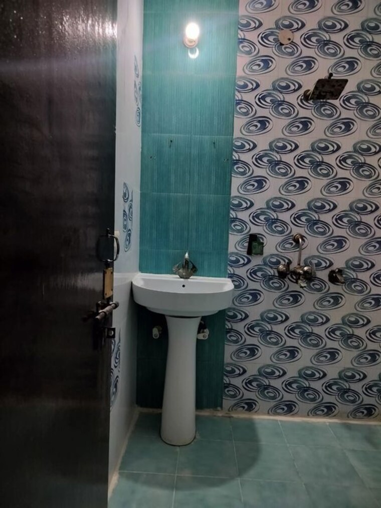 Bathroom, rwa-apartments-sector-37 1.5 Bedroom 300 Sq.Mt. Villa In Sector 37 Noida 10541003