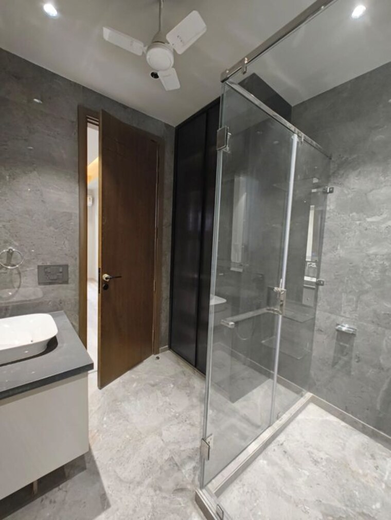 Bathroom, greater kailash i 3 Bedroom 250 Sq.Yd. Builder Floor In Greater Kailash I Delhi 10541032