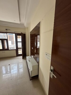 Room in 3 BHK Builder Floor at Sector 21 – for Rent