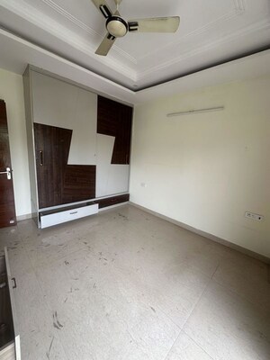 Room in 3 BHK Builder Floor at Sector 21 – for Rent