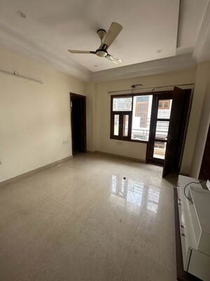Room in 3 BHK Builder Floor at Sector 21 – for Rent