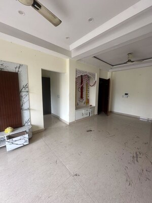 Room in 3 BHK Builder Floor at Sector 21 – for Rent