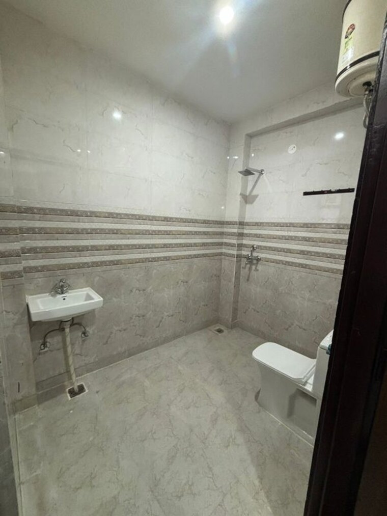 Bathroom, anil-suri-group-residency-23 1 RK 950 Sq.Ft. Builder Floor In Sector 23 Gurgaon 10541178