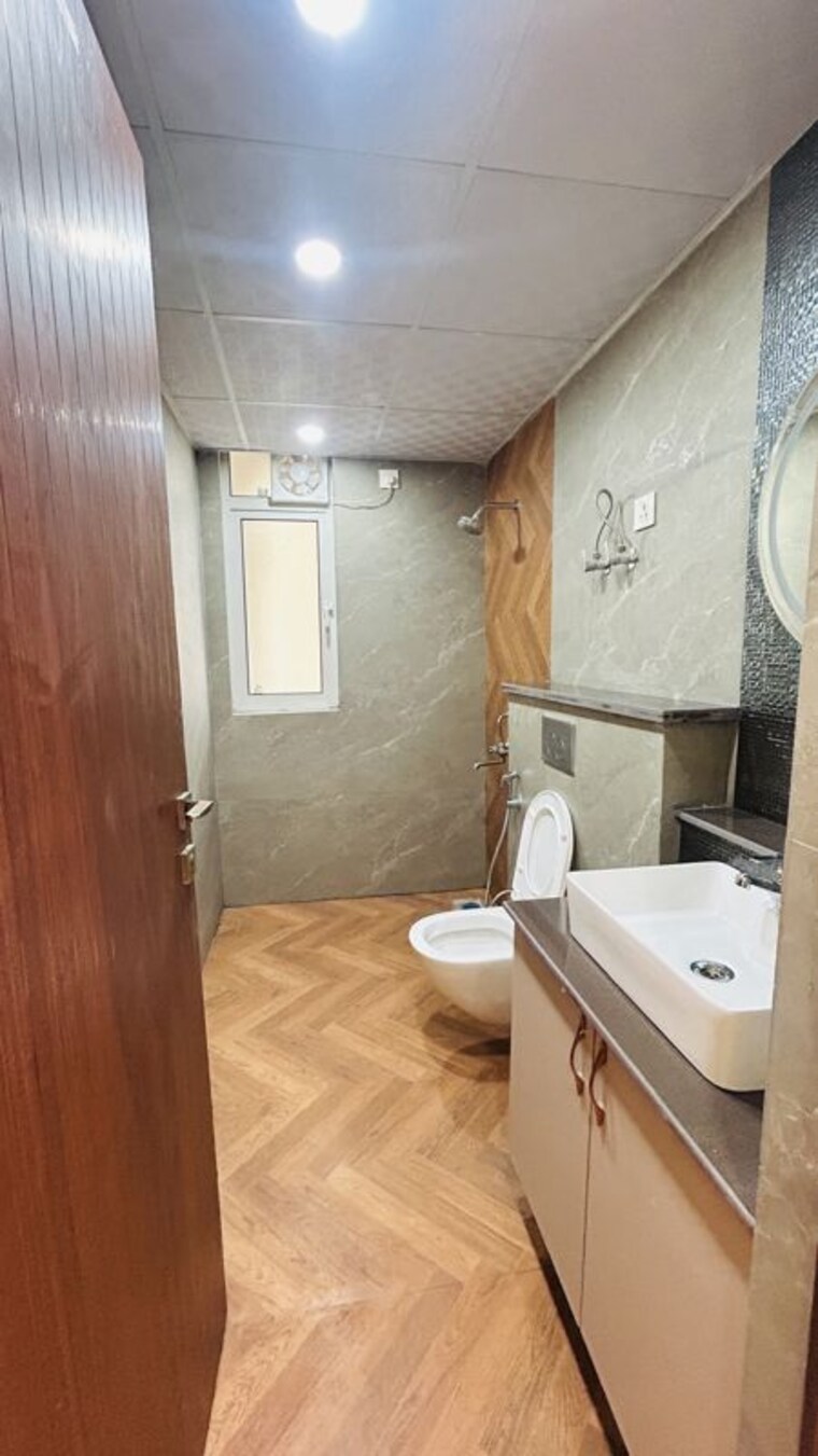 Bathroom, jaypee-greens-pavilion-court 2 Bedroom 1350 Sq.Ft. Apartment In Sector 128 Noida 10541205