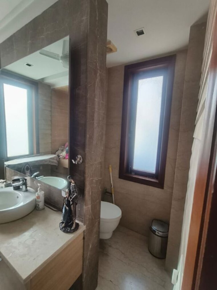 Bathroom, safdarjung enclave 3 Bedroom 275 Sq.Yd. Builder Floor In Safdarjung Enclave Delhi 10541211