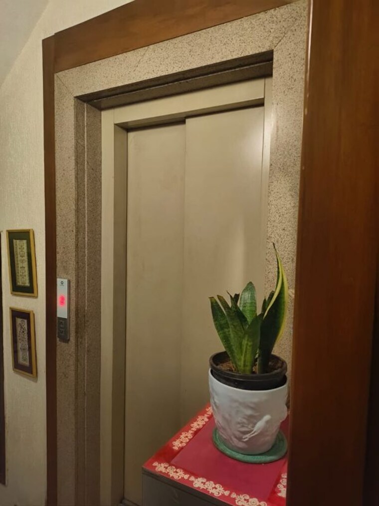 Other, safdarjung enclave 3 Bedroom 275 Sq.Yd. Builder Floor In Safdarjung Enclave Delhi 10541211