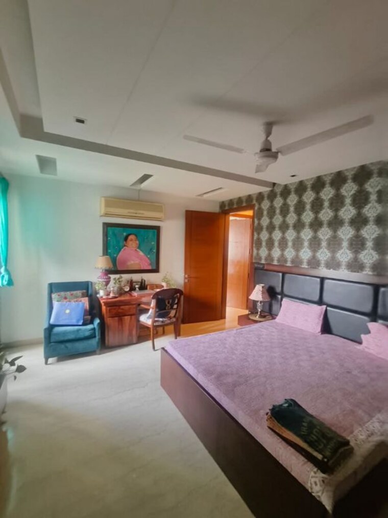 Bedroom, safdarjung enclave 3 Bedroom 275 Sq.Yd. Builder Floor In Safdarjung Enclave Delhi 10541211
