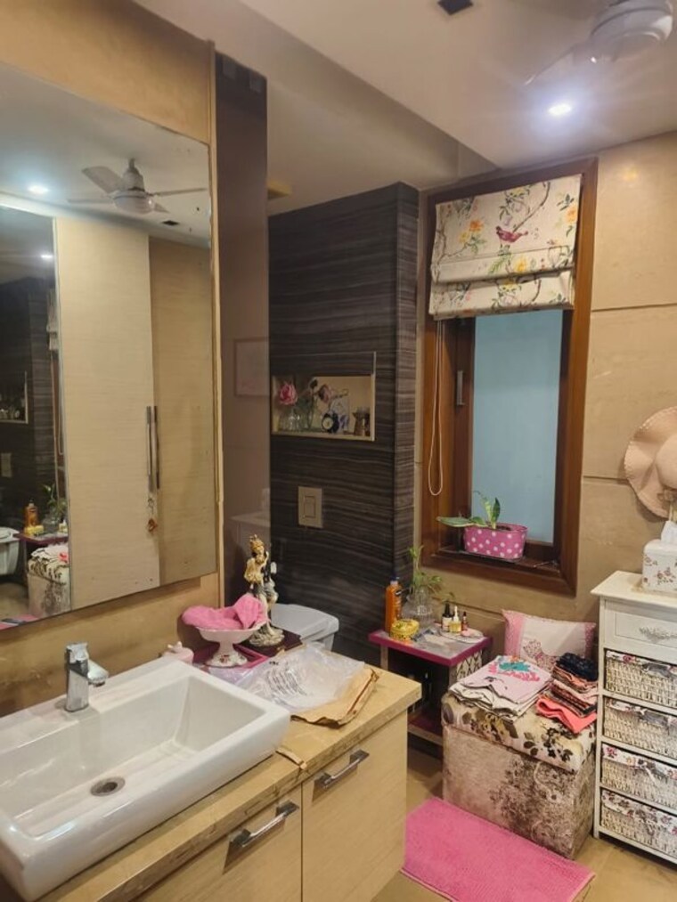 Attached Bathroom, safdarjung enclave 3 Bedroom 275 Sq.Yd. Builder Floor In Safdarjung Enclave Delhi 10541211