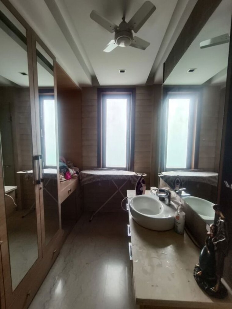 Bathroom, safdarjung enclave 3 Bedroom 275 Sq.Yd. Builder Floor In Safdarjung Enclave Delhi 10541211