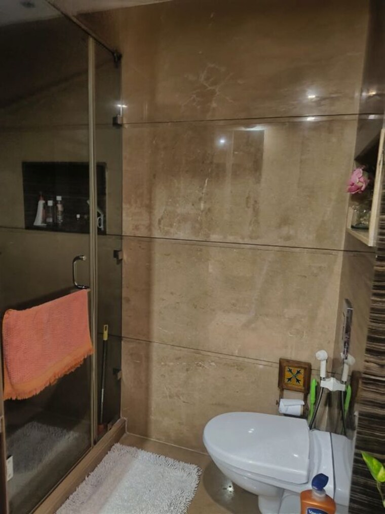 Bathroom, safdarjung enclave 3 Bedroom 275 Sq.Yd. Builder Floor In Safdarjung Enclave Delhi 10541211