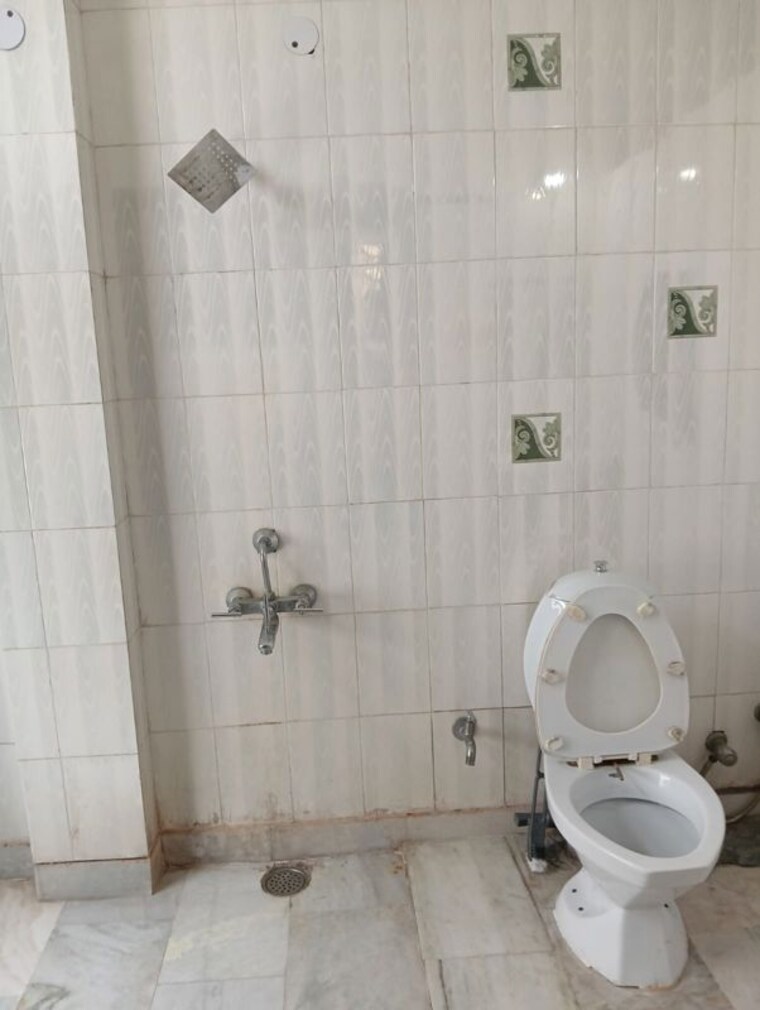 Bathroom, rwa-surya-vihar 1 Bedroom 1400 Sq.Ft. Builder Floor In Sector 21 Gurgaon 10541260