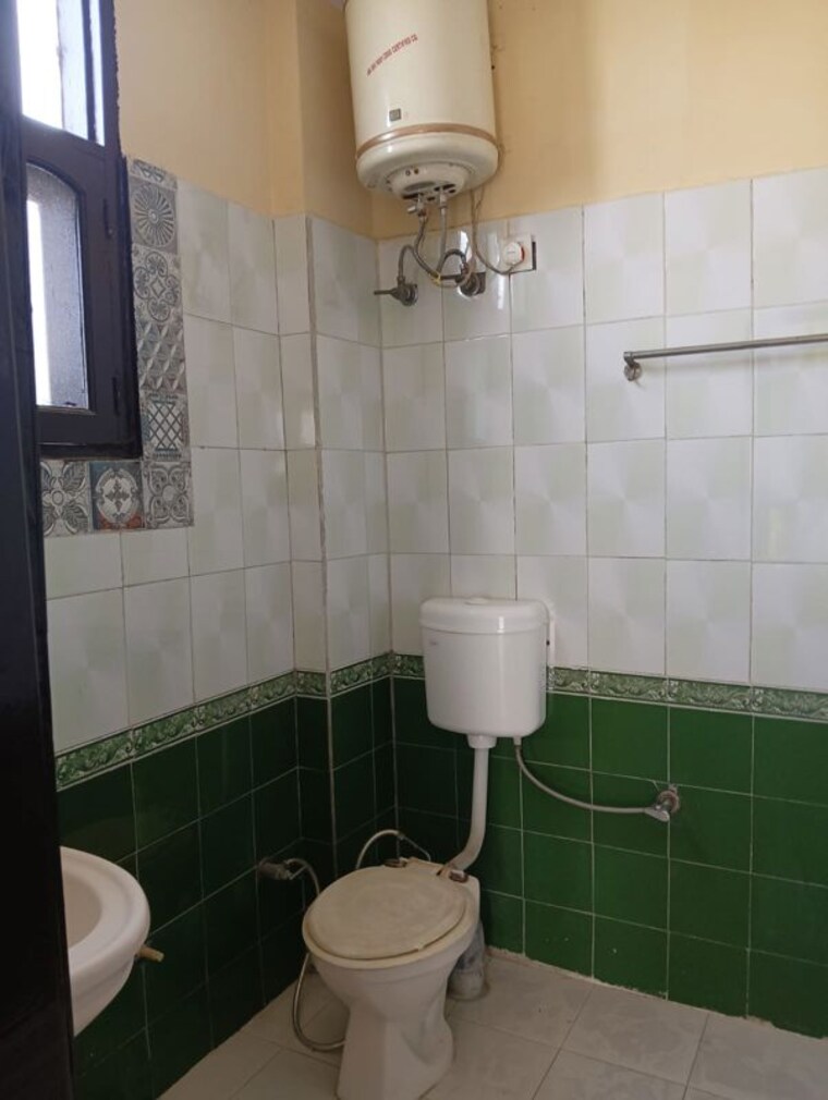 Bathroom, unitech-infospace 2 Bedroom 2200 Sq.Ft. Builder Floor In Sector 21 Gurgaon 10541269