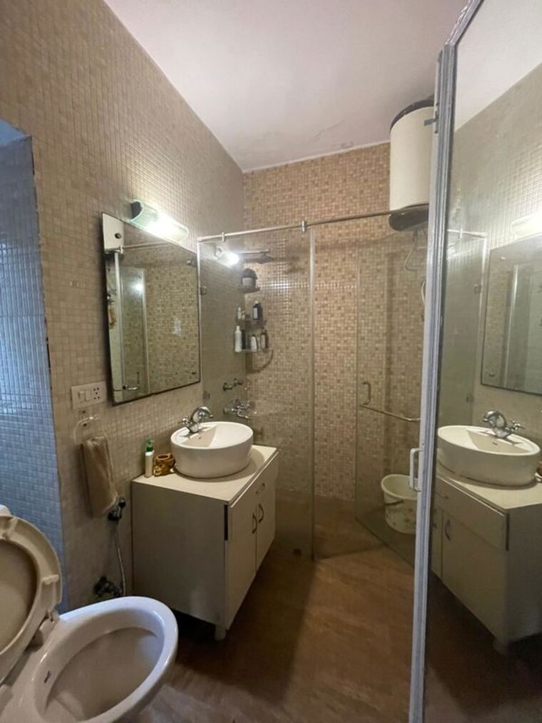Bathroom, kamakshi-maverick-tower 2 Bedroom 1080 Sq.Ft. Builder Floor In Sector 63 Noida 10541287