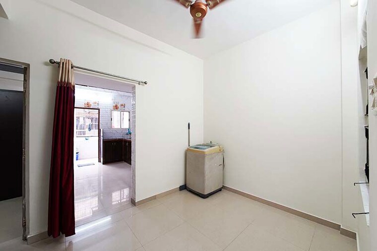 Room, ghatlodia 2 Bedroom 100 Sq.Yd. Apartment In Ghatlodia Ahmedabad 10541305