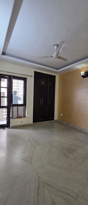 Room in 3 BHK Builder Floor at Sector 23 – for Rent